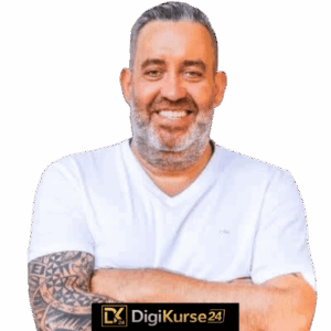 Ralf Schmitz Portrait im weissen Shirt mit verschränkten Armen.