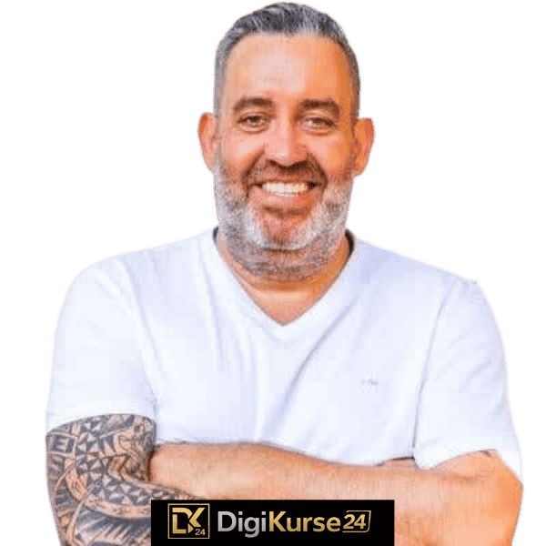 Ralf Schmitz Portrait im weissen Shirt mit verschränkten Armen.