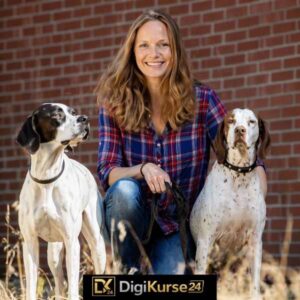 Johanna Esser mit zwei Hunden im Freien, Titelbild zur Hundeerziehung und harmonischen Mensch-Hund-Beziehung für praxisnahes Hundetraining.